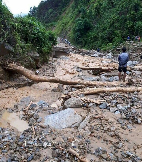 Tổng LĐLĐ Việt Nam kêu gọi ủng hộ đồng bào bị thiệt hại do bão lũ - Ảnh 2.