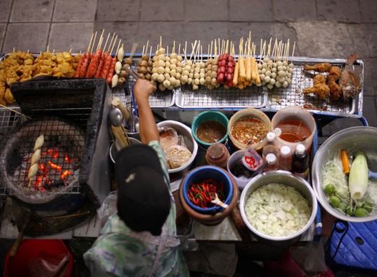 Đi du lịch tránh ăn những thứ này khỏi rước họa vào thân - Ảnh 10.