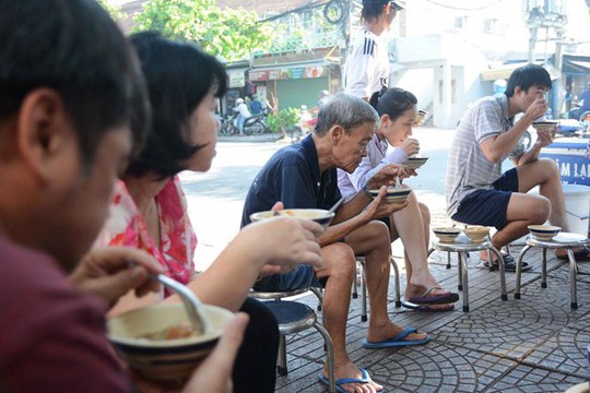 Người Sài Gòn ăn cháo 5.000 đồng; không bàn, không tên suốt 40 năm - Ảnh 4.