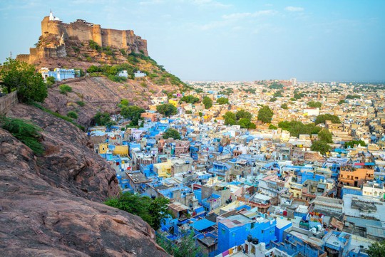 Thành bang bốn màu ở Ấn Độ - điểm đến rực rỡ cho mùa hè - Ảnh 2.