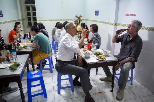 Cựu Tổng thống Obama tưởng nhớ đầu bếp ăn bún chả ở Hà Nội - Ảnh 1.