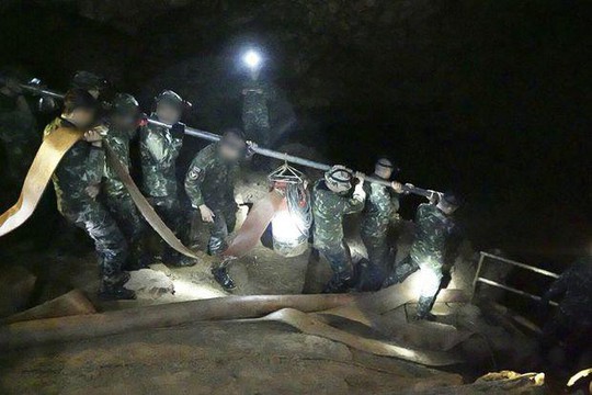 3 mũi giáp công tìm đội bóng mắc kẹt trong hang động Thái Lan - Ảnh 4.