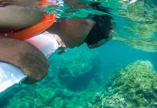 Cuối tuần lặn biển ngắm san hô dù không biết bơi - Ảnh 1.