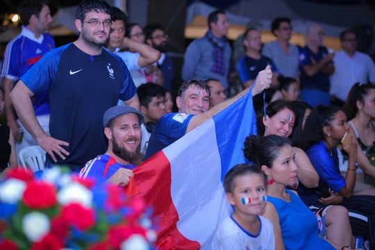 Pháp vô địch World Cup, CĐV Pháp tại TP HCM vỡ òa hạnh phúc - Ảnh 1.