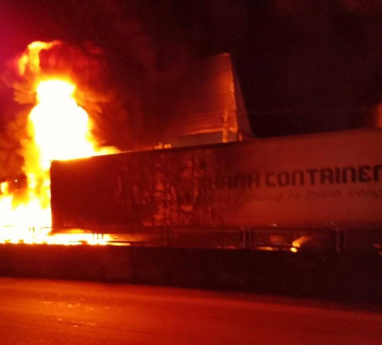 Sau tiếng nổ lớn, xe container cháy dữ dội, tài xế mở cửa lao ra ngoài - Ảnh 1.