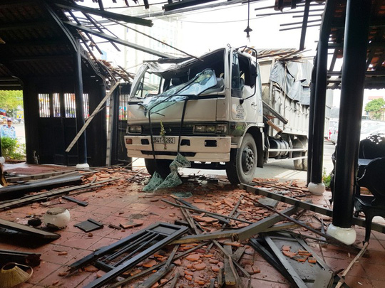 Tiền Giang: Xe tải lao thẳng vào nhà hàng Trung Lương - Ảnh 1.