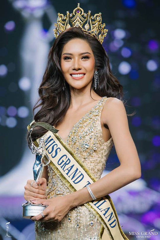 Xôn xao tân Hoa hậu Hòa bình Thái Lan quỳ lạy cha mẹ - Ảnh 2.