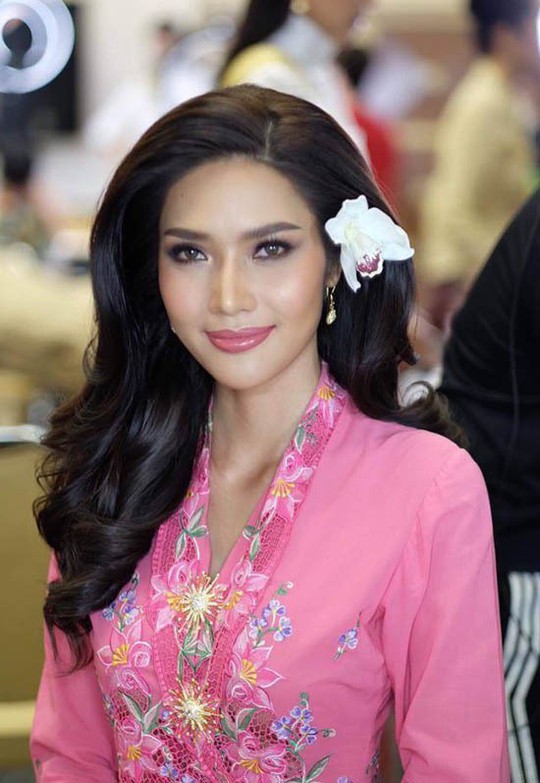 Xôn xao tân Hoa hậu Hòa bình Thái Lan quỳ lạy cha mẹ - Ảnh 6.