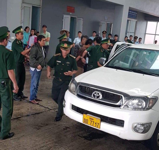 52 bánh heroin, 25 kg ma túy đá cưỡi xe bán tải biển Lào về Việt Nam - Ảnh 1.