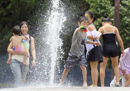 Vừa mưa lũ kỷ lục, Nhật Bản lại nắng nóng khủng khiếp - Ảnh 1.