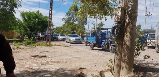 Bình Định: Dân lấy ghế đá chặn ô tô vào khu công nghiệp - Ảnh 1.