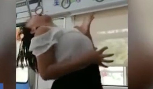 Trung Quốc: Tàu điện ngầm sơ tán vì hành khách bị cắn cổ - Ảnh 2.