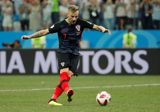 Lại đấu súng 11 m, thủ môn Croatia xuất sắc hơn Đan Mạch - Ảnh 13.