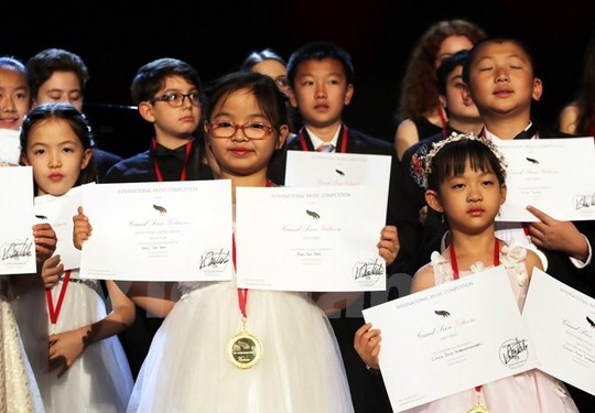 Bé gái Việt 7 tuổi giành giải nhất cuộc thi piano quốc tế ở New York - Ảnh 1.