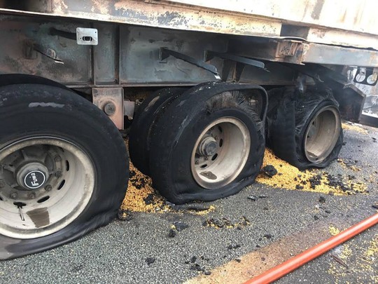 Hai xe tông nhau bốc cháy trên cao tốc, ít nhất 2 người chết - Ảnh 5.