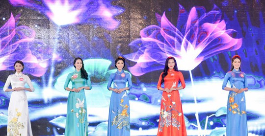 Người đẹp tặng hoa Tổng thống Donald Trump vào chung kết Hoa hậu Việt Nam  - Ảnh 1.