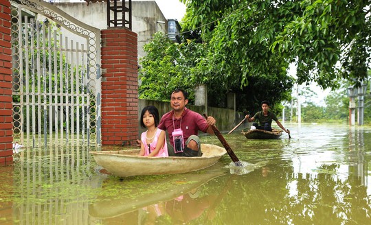 Hà Nội: Cuộc sống đảo lộn nơi người dân phải chèo thuyền trên đường - Ảnh 2.