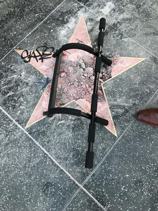 Ngôi sao của Tổng thống Donald Trump trên Đại lộ danh vọng bị đập nát - Ảnh 7.