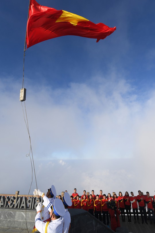 Lễ thượng cờ thiêng liêng trên đỉnh Fansipan - Ảnh 3.