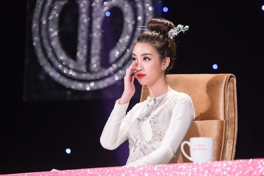 Hoa hậu Đỗ Mỹ Linh khóc nghẹn vì cặp vợ chồng khuyết tật trong dự án Người đẹp nhân ái 2018 - Ảnh 1.