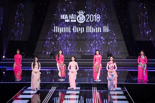 Hoa hậu Đỗ Mỹ Linh khóc nghẹn vì cặp vợ chồng khuyết tật trong dự án Người đẹp nhân ái 2018 - Ảnh 2.