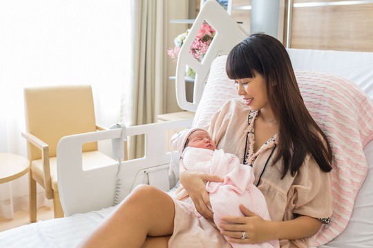 Siêu mẫu Hà Anh xuất hiện rạng rỡ sau khi sinh con - Ảnh 1.