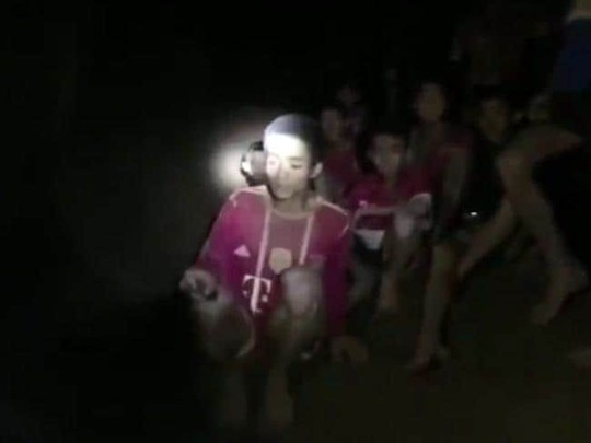 Vụ mắc kẹt trong hang động Thái Lan: Điều đầu tiên đội bóng nhí nói khi được tìm thấy là gì? - Ảnh 3.