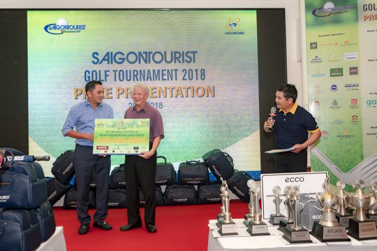 Trao 500 suất học bổng Saigontourist cho học sinh hiếu học - Ảnh 1.