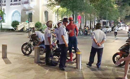 Tranh cãi quanh chuyện phạt người nhện ở phố đi bộ Nguyễn Huệ - Ảnh 1.