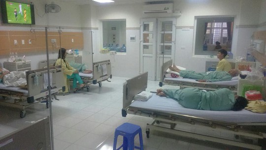 Nắng nóng, bệnh viện cắt điện phòng nhân viên để phục vụ bệnh nhân - Ảnh 4.