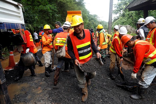 Người mắc kẹt hầm mỏ 69 ngày ở Chile mở lời về cuộc giải cứu ở Thái Lan - Ảnh 2.