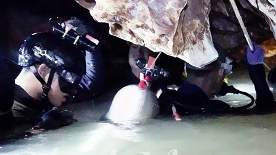 Giải cứu đội bóng mắc kẹt: Tình nguyện viên bơm nhầm nước vào hang - Ảnh 3.