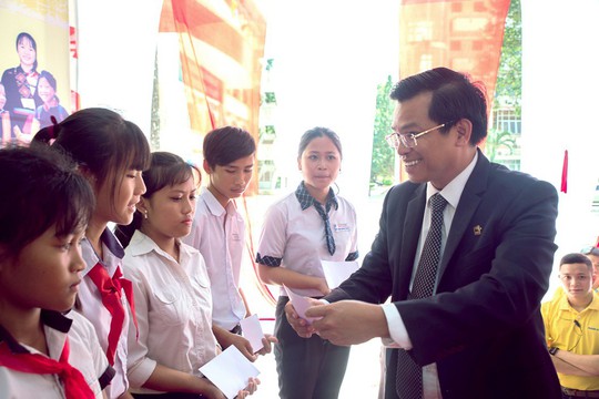 Nam A Bank “Nâng bước đến trường - Thắp sáng tương lai” cho HS-SV dân tộc thiểu số tại Đồng Nai - Ảnh 2.