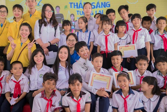 Nam A Bank “Nâng bước đến trường - Thắp sáng tương lai” cho HS-SV dân tộc thiểu số tại Đồng Nai - Ảnh 4.
