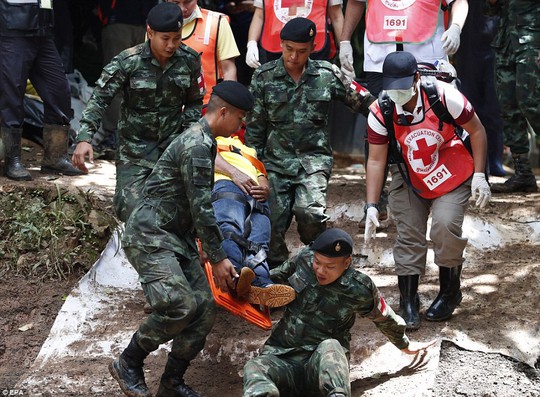 Cứu viện đổ về, Thái Lan tăng tốc cứu đội bóng - Ảnh 1.