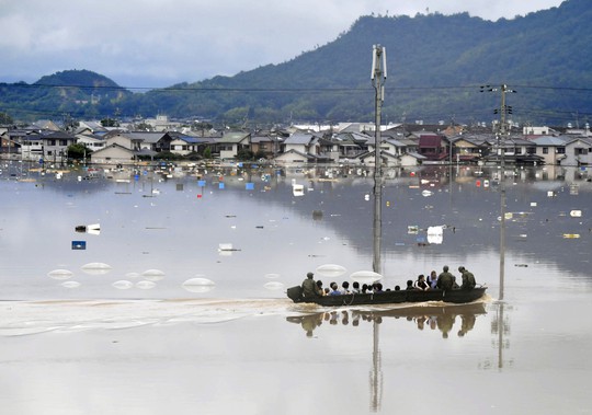 Nhật Bản: Mưa gió tới mức cuốn người trên cầu rơi xuống sông chết đuối - Ảnh 5.