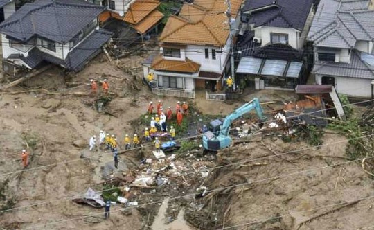 Nhật Bản: Mưa gió tới mức cuốn người trên cầu rơi xuống sông chết đuối - Ảnh 4.