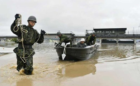 Nhật Bản: Mưa gió tới mức cuốn người trên cầu rơi xuống sông chết đuối - Ảnh 2.