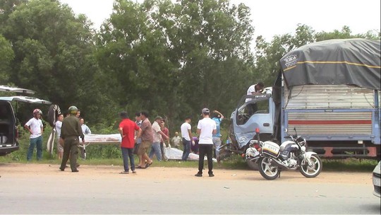 Tai nạn kinh hoàng, 3 người chết, xe tải văng xuống mương - Ảnh 4.