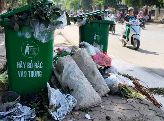 Dân Quảng Ngãi bức xúc vì rác tràn ngập khắp thành phố - Ảnh 1.