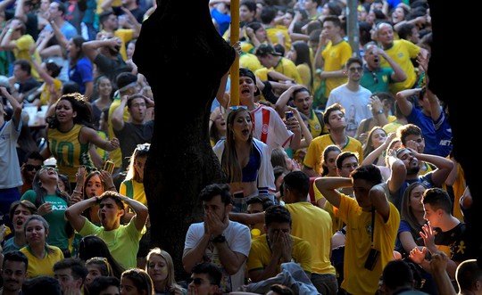 Xe bus chở tuyển thủ Brazil bị ném đá dữ dội tại quê nhà: Tin giả - Ảnh 6.