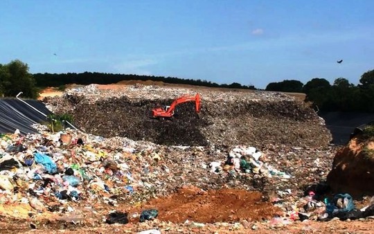 Dân Quảng Ngãi bức xúc vì rác tràn ngập khắp thành phố - Ảnh 2.