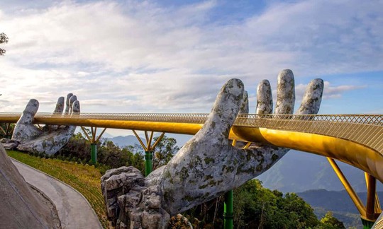 Cầu Vàng Đà Nẵng vào top những cầu đi bộ ấn tượng nhất thế giới - Ảnh 2.