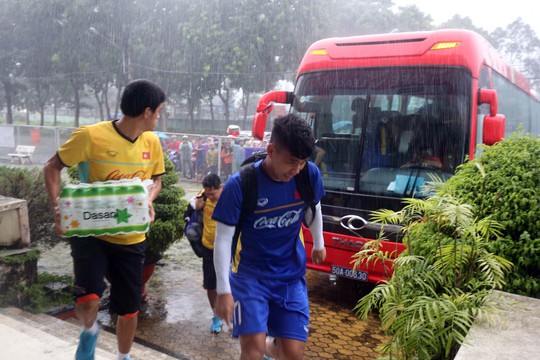 Clip: CĐV Bình Dương đội mưa xem buổi tập cuối của Olympic Việt Nam - Ảnh 1.