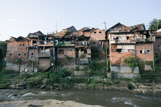 Thị trấn bảy sắc cầu vồng từng là khu ổ chuột ở Indonesia - Ảnh 1.