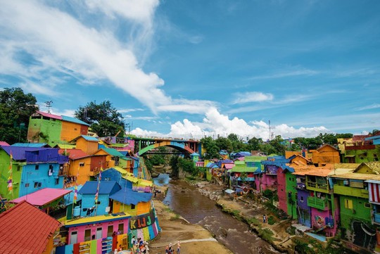 Thị trấn bảy sắc cầu vồng từng là khu ổ chuột ở Indonesia - Ảnh 12.