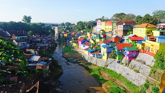 Thị trấn bảy sắc cầu vồng từng là khu ổ chuột ở Indonesia - Ảnh 16.