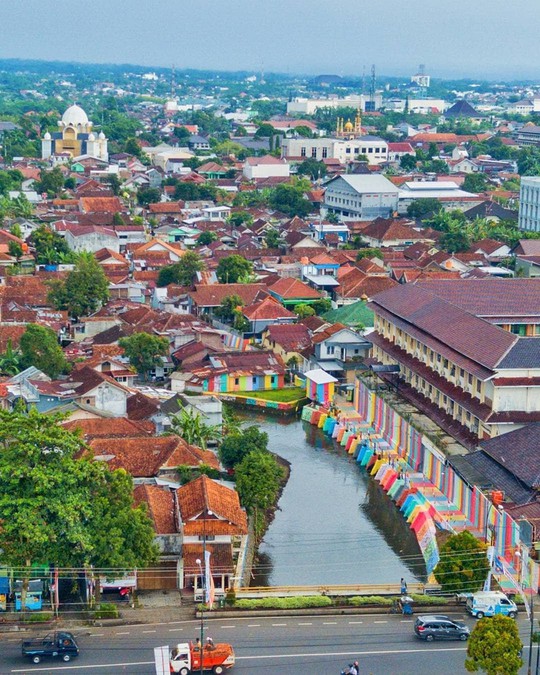 Thị trấn bảy sắc cầu vồng từng là khu ổ chuột ở Indonesia - Ảnh 3.