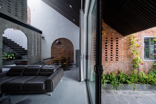 Ngôi nhà gạch ở Đà Nẵng được tạp chí Mỹ khen ngợi vì quá đẹp - Ảnh 6.