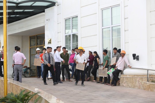 Nhà thầu ngừng thi công, hơn 100 công nhân khốn đốn vì nợ lương - Ảnh 1.